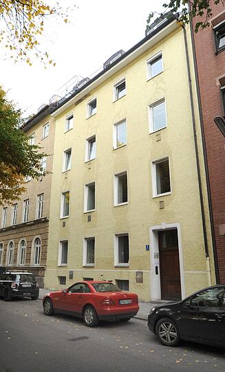 Vor dem Haus in der Pilotystraße 8 soll die Adventskranzfeier stattfinden.