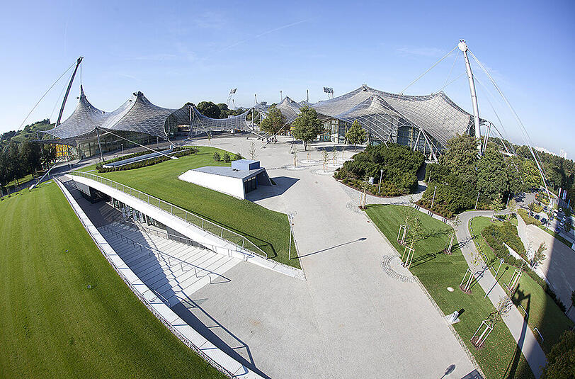 Das luftige Zeltdach und die banale Bratwurst: Impressionen aus dem Olympiapark.