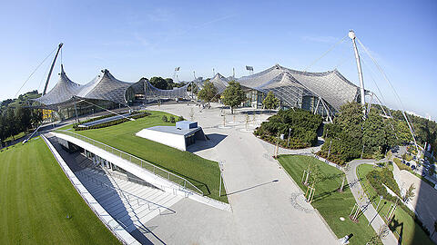 Das luftige Zeltdach und die banale Bratwurst: Impressionen aus dem Olympiapark.
