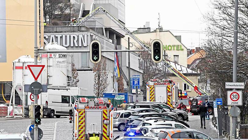 Nur zwölf Stunden nach dem ersten Brand, musste die Feuerwehr erneut zum Hotel in der Schwanthalerstraße ausrücken. Die Bilder vom Einsatz am Freitagmittag.