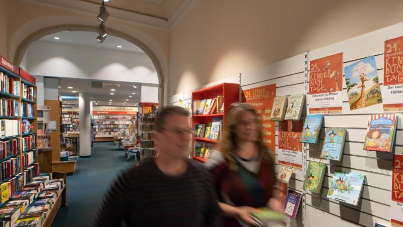 Im vergangenen Jahr ist die Zahl der Buchkäufer in Deutschland zum ersten Mal seit 2012 wieder gestiegen. Im vergangenen Jahr ist die Zahl der Buchkäufer in Deutschland zum ersten Mal seit 2012 wieder gestiegen.
