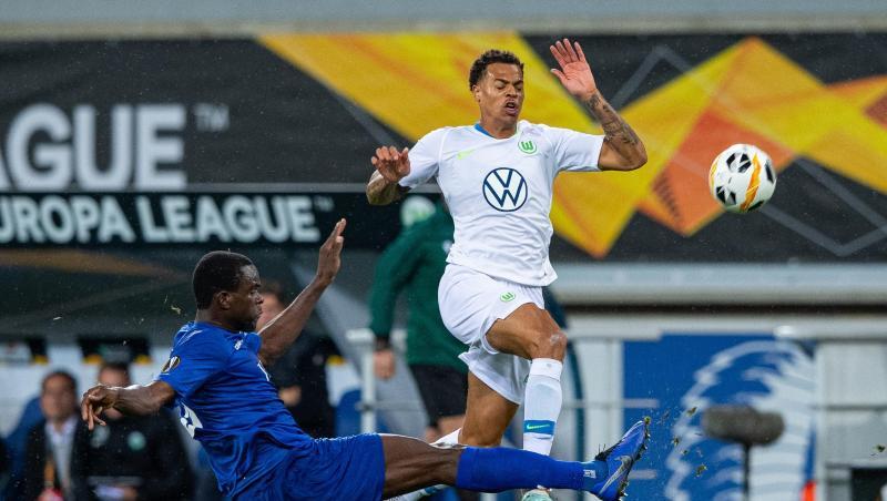 Gents Michael Ngadeu-Ngadjui (l) versucht Wolfsburgs Lukas Nmecha vom Ball zu trennen. Gents Michael Ngadeu-Ngadjui (l) versucht Wolfsburgs Lukas Nmecha vom Ball zu trennen.