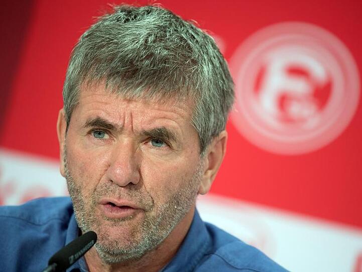 Trainer Friedhelm Funkel beantwortet die Fragen von Jounalisten. Foto: Federico Gambarini/Archiv