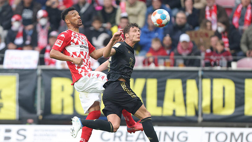 Pavard im Zweikampf mit Onisiwo.