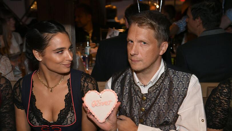 Oliver Pocher und seine Frau Amira feierten beim "Almauftrieb" im Käfer-Zelt auf dem Oktoberfest. Dabei trafen sie auch auf Verflossene des Comedians.