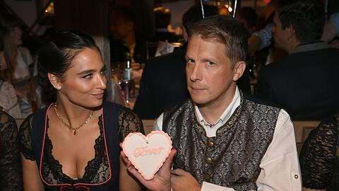 Oliver Pocher und seine Frau Amira feierten beim "Almauftrieb" im Käfer-Zelt auf dem Oktoberfest. Dabei trafen sie auch auf Verflossene des Comedians.