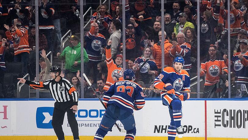 Edmontons Ryan Nugent-Hopkins (93) und Leon Draisaitl (29) feiern ein Tor.