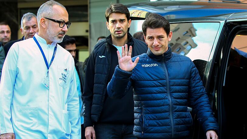 Der Schiedsrichter Halil Umut Meler (r) konnte das Krankenhaus wieder verlassen.