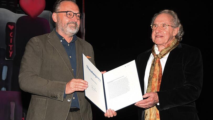 Kulturreferent Anton Biebl ehrt Walter Hess mit dem Theaterpreis 2020 der Stadt München. Kulturreferent Anton Biebl ehrt Walter Hess mit dem Theaterpreis 2020 der Stadt München.