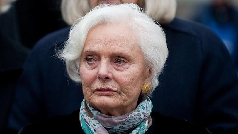 Ruth-Maria Kubitschek nach der Trauerfeier für den verstorbenen Fernsehproduzenten Rademann. Ruth-Maria Kubitschek nach der Trauerfeier für den verstorbenen Fernsehproduzenten Rademann.