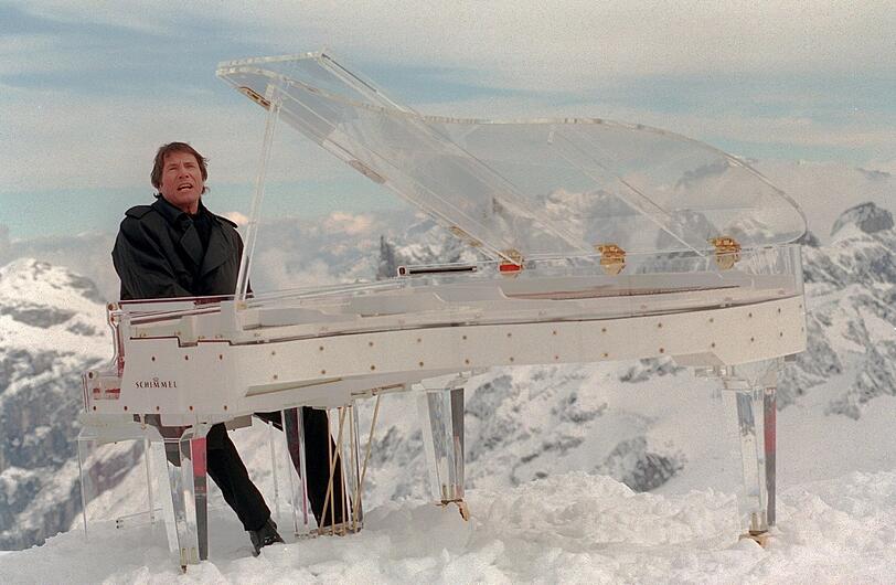 Udo Jürgens' legendärer durchsichtiger Konzertflügel: 1996 hat der Entertainer das Instrument für die Schweizer TV-Sendung "Top of Switzerland" per Helikopter auf die verschneite Bergkuppe des Titlis in den Schweizer Alpen fliegen lassen und griff bei minus 10 Grad in die Tasten. Der Flügel (messingmontiert, Gehäuse aus Plexiglas) wird jetzt versteigert, Schätzwert: 20.000 bis 30.000 Euro.