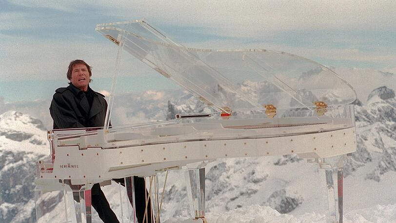 Udo Jürgens' legendärer durchsichtiger Konzertflügel: 1996 hat der Entertainer das Instrument für die Schweizer TV-Sendung "Top of Switzerland" per Helikopter auf die verschneite Bergkuppe des Titlis in den Schweizer Alpen fliegen lassen und griff bei minus 10 Grad in die Tasten. Der Flügel (messingmontiert, Gehäuse aus Plexiglas) wird jetzt versteigert, Schätzwert: 20.000 bis 30.000 Euro. Udo Jürgens' legendärer durchsichtiger Konzertflügel: 1996 hat der Entertainer das Instrument für die Schweizer TV-Sendung "Top of Switzerland" per Helikopter auf die verschneite Bergkuppe des Titlis in den Schweizer Alpen fliegen lassen und griff bei minus 10 Grad in die Tasten. Der Flügel (messingmontiert, Gehäuse aus Plexiglas) wird jetzt versteigert, Schätzwert: 20.000 bis 30.000 Euro.