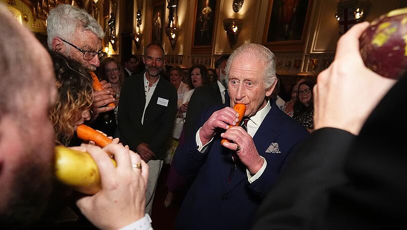 König Charles III. versuchte sich an der Karottenflöte.