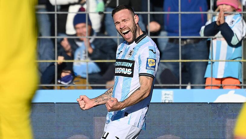 Endlich mal wieder ein Hobsch-Jubel: Der L&ouml;wen-Knipser musste sich jetzt &uuml;ber Wochen und Monate gedulden, hat sich jetzt aber seinen Stammplatz erk&auml;mpft.