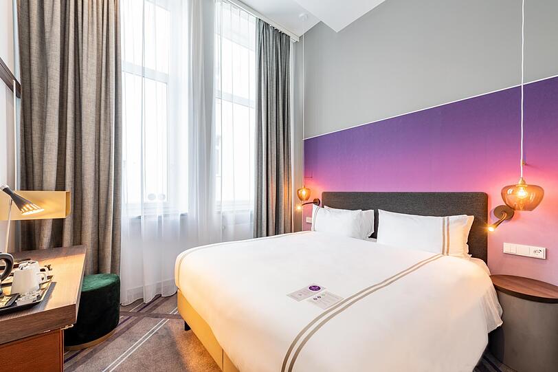 Ein Zimmer im Wuppertaler Premier Inn mit komfortablem Bett.