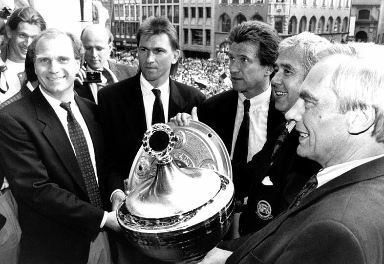 Und Hoeneß war bekannt dafür, dass er stets den engen Kontakt zur Mannschaft und dem sportlichen Geschehen hielt. 1989 kam es im Meisterschaftskampf zwischen Köln und Bayern zum Start der persönlichen Fehde zwischen ihm und Christoph Daum, der den damaligen Bayern-Coach Jupp Heynckes als &bdquo;Schlaftablette&ldquo; beleidigt hatte. Hoeneß polterte zurück und verteidigte
seinen Freund im &bdquo;Aktuellen Sportstudio&ldquo; des ZDF. Dies sollte nicht das letzte verbale
Gefecht zwischen den beiden Kontrahenten bleiben. Und Hoeneß sollte auch sportlich Recht bekommen: Der Deutsche Meister 1990 hieß FC Bayern - bereits Hoeneß' siebte Meisterschaft als Manager.