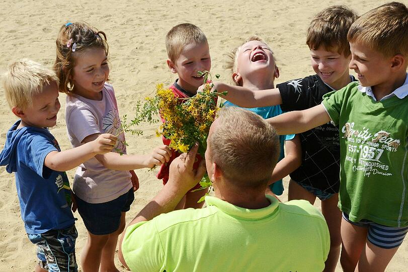 Ein ganz seltener Männerberuf: Erzieher in einem Kindergarten
