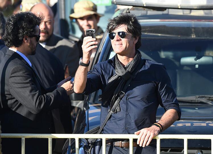 Auch Bundestrainer Jogi Löw macht während der Fahrt das eine oder andere Bild.