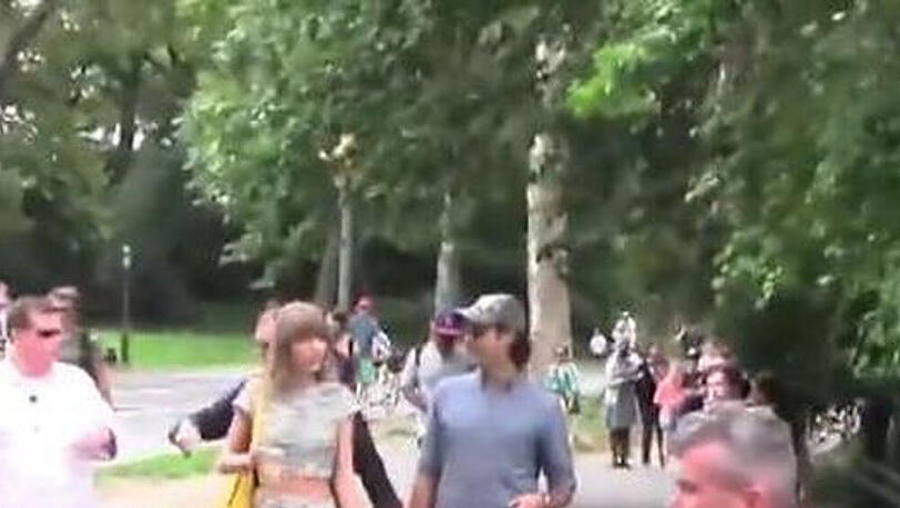 Taylor Swift und der Unbekannte im Central Park Taylor Swift und der Unbekannte im Central Park