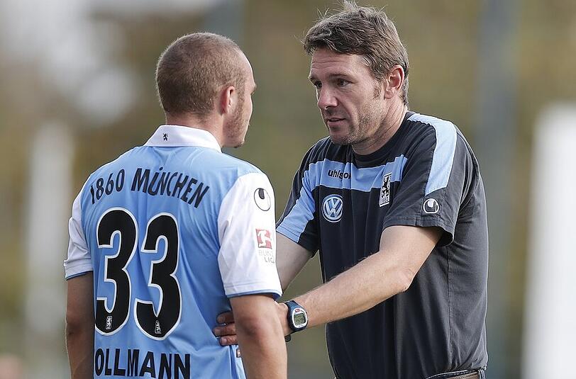 Korbinian Vollmann im Gespräch mit Trainer Markus von Ahlen.