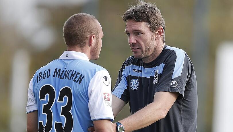 Korbinian Vollmann im Gespräch mit Trainer Markus von Ahlen. Korbinian Vollmann im Gespräch mit Trainer Markus von Ahlen.