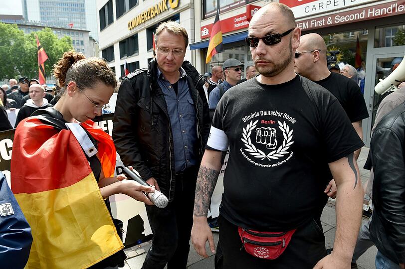 Rechtsextreme und Hooligans ziehen begleitet von Polizeieinheiten durch die Innenstadt von Frankfurt am Main. Unter dem Namen «Widerstand Ost/West» hat ein neuer Zusammenschluss von Nationalisten, Islamgegnern und Hooligans zu einer bundesweiten Kundgebung in Frankfurt aufgerufen.
