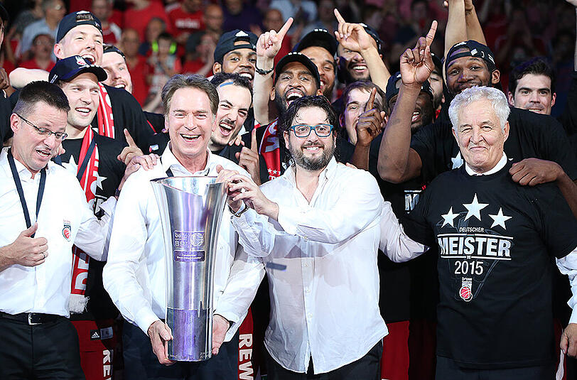Michael Stoschek (mit Pokal) und seine Brose Baskets Bamberg nach dem Gewinn der Deutschen Meisterschaft 2015.