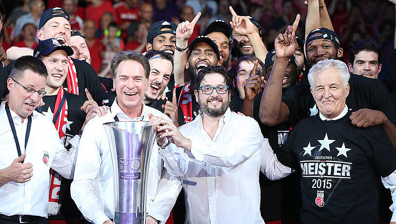 Michael Stoschek (mit Pokal) und seine Brose Baskets Bamberg nach dem Gewinn der Deutschen Meisterschaft 2015. Michael Stoschek (mit Pokal) und seine Brose Baskets Bamberg nach dem Gewinn der Deutschen Meisterschaft 2015.