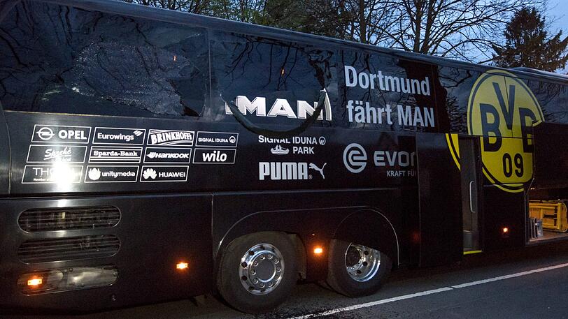 Der BVB-Bus wurde nach Vereinsangaben an zwei Stellen beschädigt. Auf Bildern war zu erkennen, dass die hinterste Scheibe auf der rechten Seite zersplittert war.