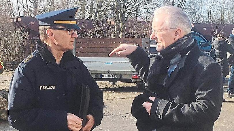 Oberbürgermeister Alexander Putz (r.) bespricht mit dem Chef der Landshuter Polizeiinspektion, Helmut Eibensteiner, den Ablauf.