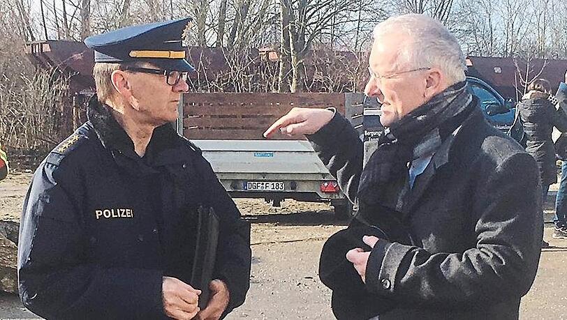 Oberbürgermeister Alexander Putz (r.) bespricht mit dem Chef der Landshuter Polizeiinspektion, Helmut Eibensteiner, den Ablauf. Oberbürgermeister Alexander Putz (r.) bespricht mit dem Chef der Landshuter Polizeiinspektion, Helmut Eibensteiner, den Ablauf.
