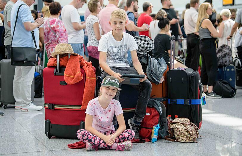 Zahlreiche Flüge werden noch immer annulliert oder sind verspätet.