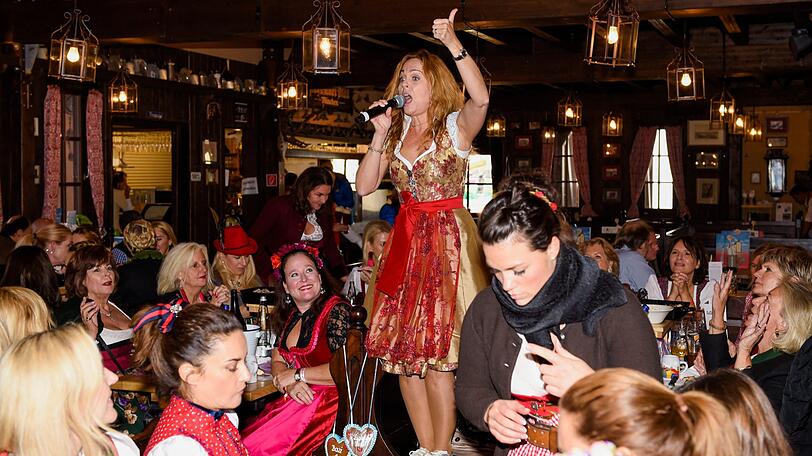 Die VIP-Ladies in Rot auf der Red Damen Wiesn sammeln Geld für den guten Zweck.
