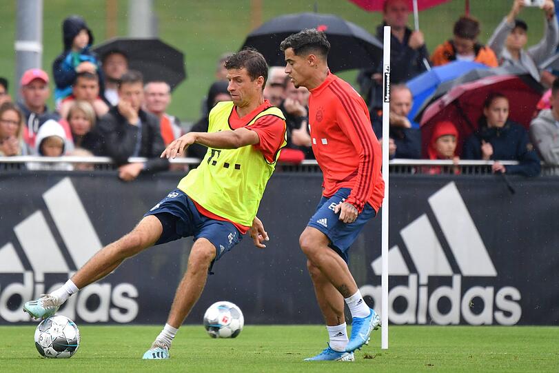 Thomas Müller im Duell gegen Philippe Coutinho.
