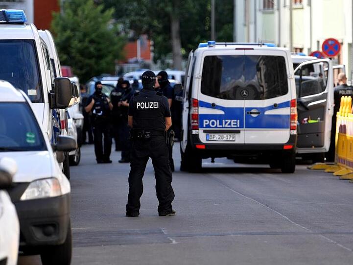 Einsatzkräfte von Polizei und Zoll auf einer Baustelle in Leipzig.