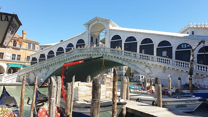 Die berühmte Rialto-Brücke in diesen Tagen.
