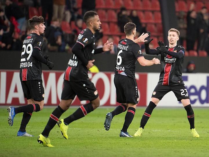 Leverkusens Mitchell Weiser (r) wird für sein Tor zum 1:1 gefeiert.