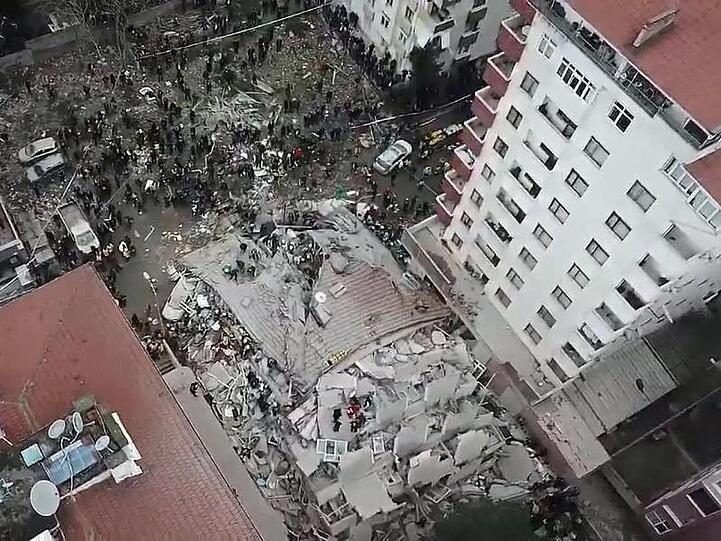 Dieses Standbild aus einem Video zeigt ein eingestürztes siebenstöckiges Gebäude in Istanbul.