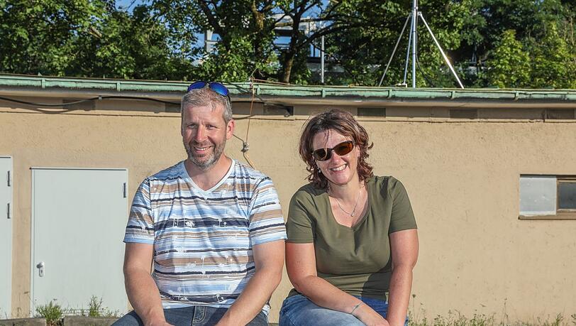 Ralph ist mit seiner Frau auf dem Rückweg aus dem Urlaub. Ralph ist mit seiner Frau auf dem Rückweg aus dem Urlaub.