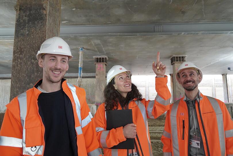 Gute Stimmung im Bauleiter-Team: Alexander Jambor, Daria Mundt und Franz-Xaver Trauner (von links) führen durch das erste Untergeschoss.