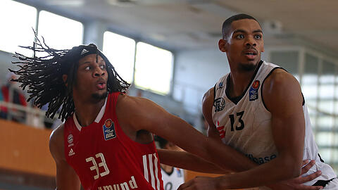 "Ich bin defensiv stark, ein guter Blocker, ein cleverer Verteidiger", sagt Bayern-Neuzugang Freddie Gillespie (l.), hier im Testspiel gegen die Chemnitz Niners um Shonn Miller, über sich selbst.