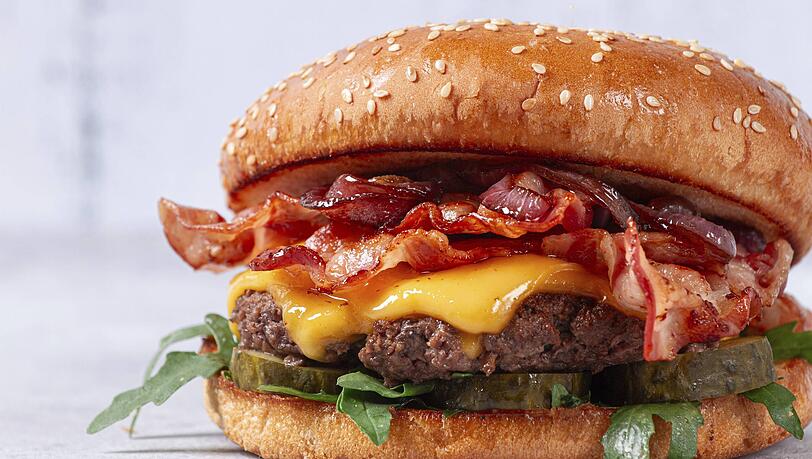 Hamburger sind noch immer hoch im Kurs. Eine bekannte Münchner Kette vergrößert sich jetzt durch eine Übernahme. (Symbolbild)