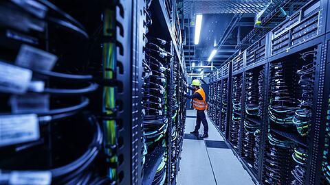 Der Supercomputer "Jupiter" im Forschungszentrum Jülich ist von Bundeskanzler Friedrich Merz und NRW-Ministerpräsident Hendrik Wüst offiziell in Betrieb genommen worden (Archivbild).