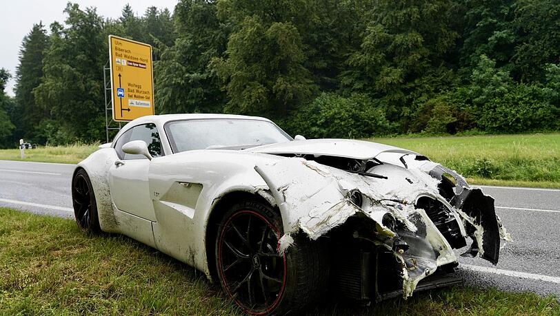 Teurer Unfall: Auf regennasser Straße prallt der Luxuswagen gegen die Leitplanke. Teurer Unfall: Auf regennasser Straße prallt der Luxuswagen gegen die Leitplanke.