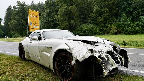 Teurer Unfall: Auf regennasser Stra&szlig;e prallt der Luxuswagen gegen die Leitplanke.