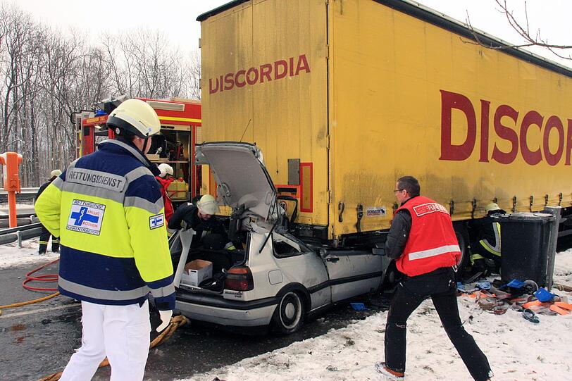 Das Auto der vier Rumänen war am Montag südlich von Rosenheim auf einem Parkplatz in den abgestellten Sattelzug gerast und wurde beimAufprall fast völlig unter das Heck des Lastwagens geschoben. Drei
junge Männer waren sofort tot. Die Polizei hatte das Auto vorher kontrolliert, hat jedoch keine Auffälligkeiten feststellen können wie es heißt.