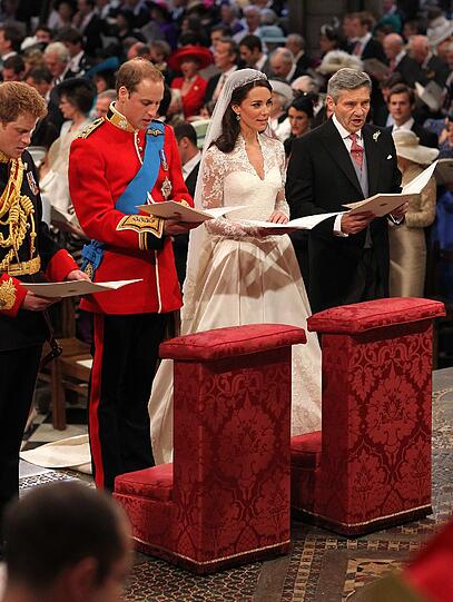 Kate und William singen "God save the Queen". Die ist jetzt Kates Schwiegermutter.
