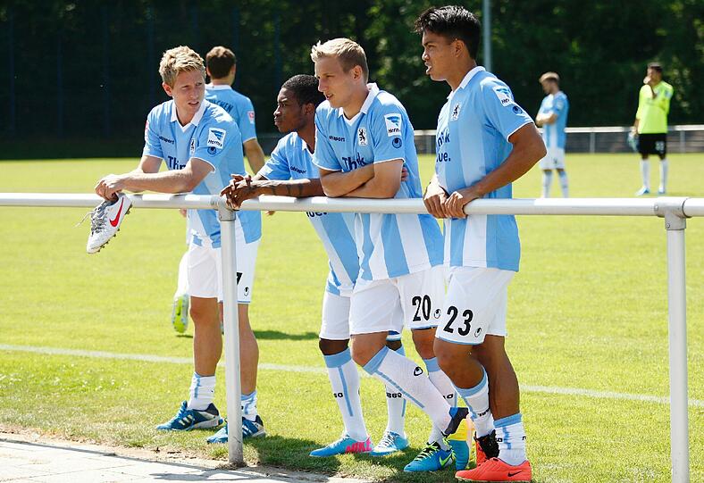 Die aktuellen Löwentrikots mit neuem Hauptsponsor: "Think Blue" - ganz nach dem Motto des TSV 1860 München.