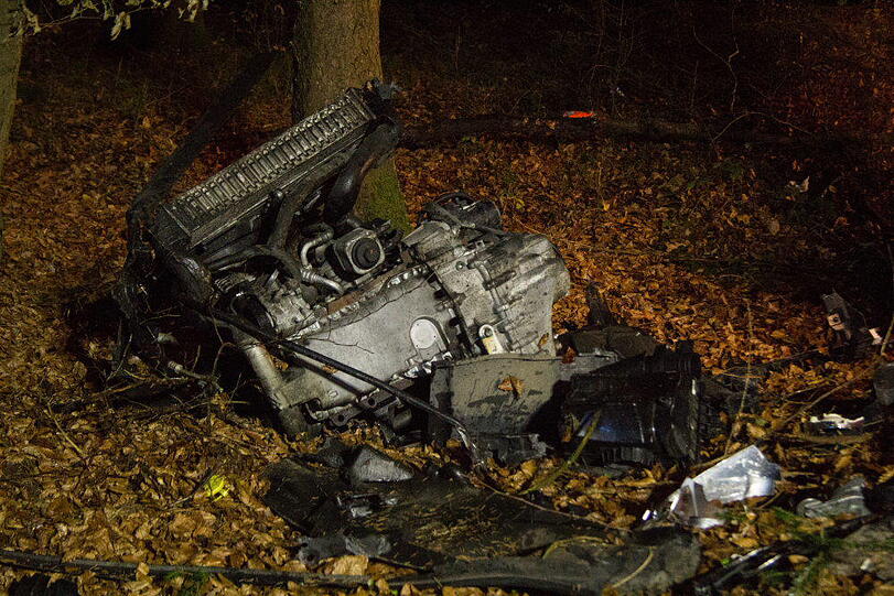 Eine Fahranfängerin verunglückte am Mittwochabend mit einer Beifahrerin im Waldstück bei Pallin, weil das Heck ausbrach. Beide wurden schwer verletzt. Das Auto wurde komplett beschädigt.