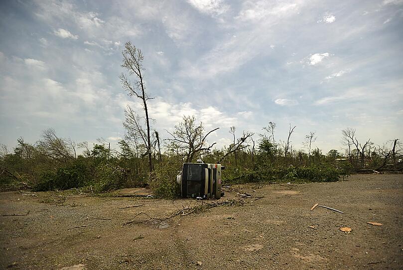 Die Ruhe nach dem Sturm: Im Naturpark Mayflower (Arkansas) liegt ein einsamer Lastwagen im Unterholz.